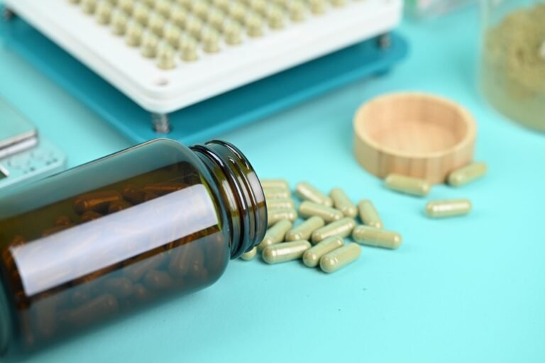 Capsule di integratori e flacone in vetro ambrato